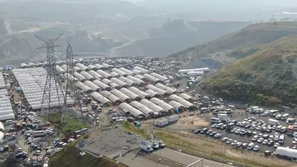 SULTANGAZİ'DE KURBAN PAZARINDAKİ HAREKETLİLİK HAVADAN GÖRÜNTÜLENDİ 2