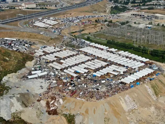 Sultangazi kurban pazarında hareketlilik havadan görüntülendi