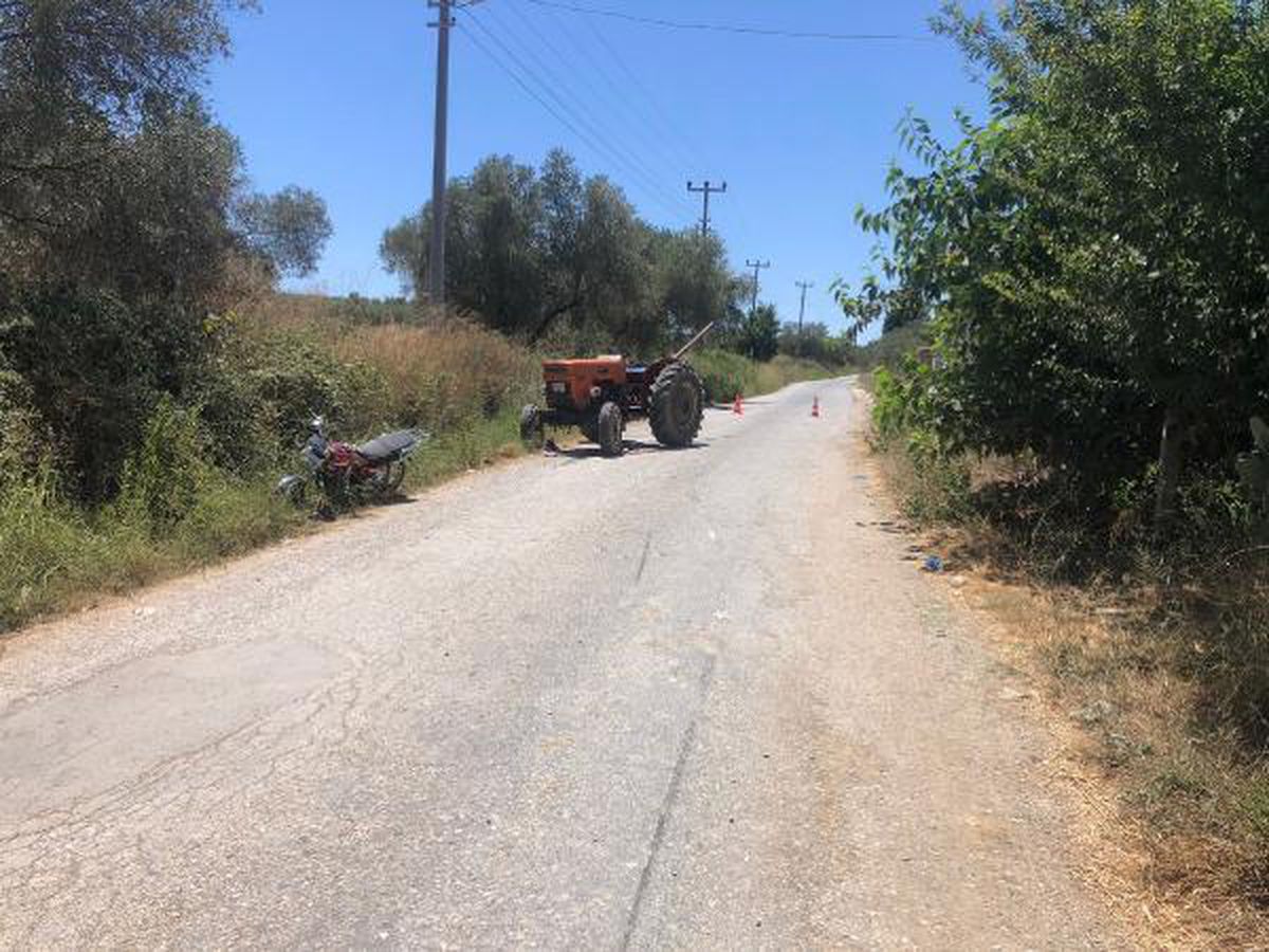 Sürücü belgesiz motosikletli traktörün altına girdi