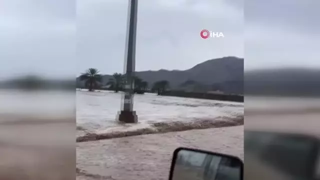 Suudi Arabistan'ın Necran eyaleti sel sularına teslim oldu Suudi Arabistan'ın Necran eyaleti sel sularına teslim oldu
