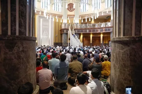 İSTANBUL-TAKSİM CAMİİ'NDE İLK BAYRAM NAMAZI KILINDI
