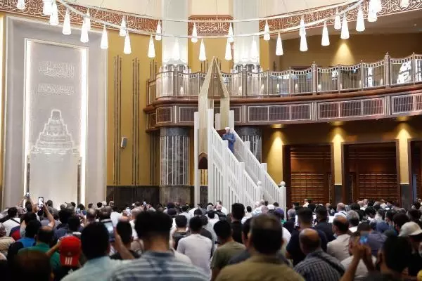 İSTANBUL-TAKSİM CAMİİ'NDE İLK BAYRAM NAMAZI KILINDI