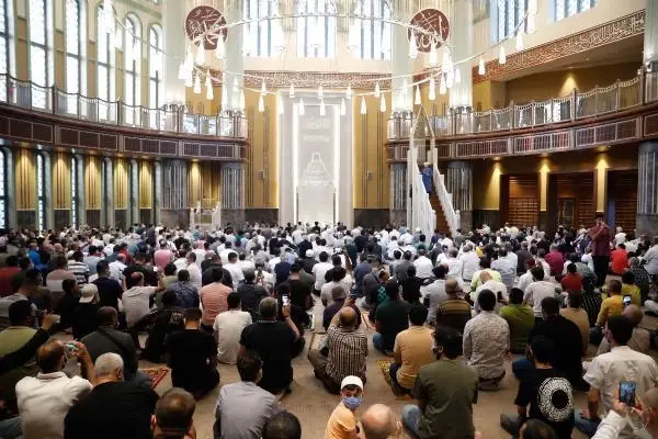 İSTANBUL-TAKSİM CAMİİ'NDE İLK BAYRAM NAMAZI KILINDI