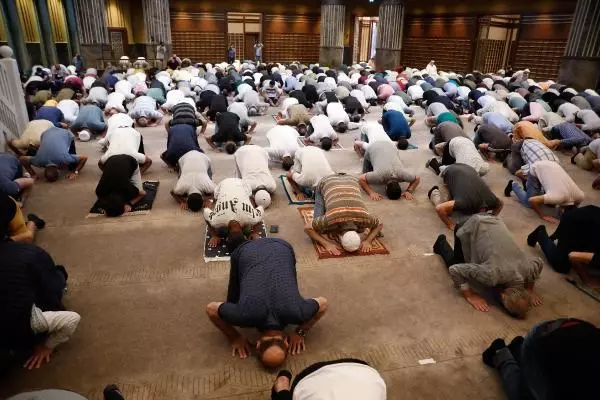 İSTANBUL-TAKSİM CAMİİ'NDE İLK BAYRAM NAMAZI KILINDI