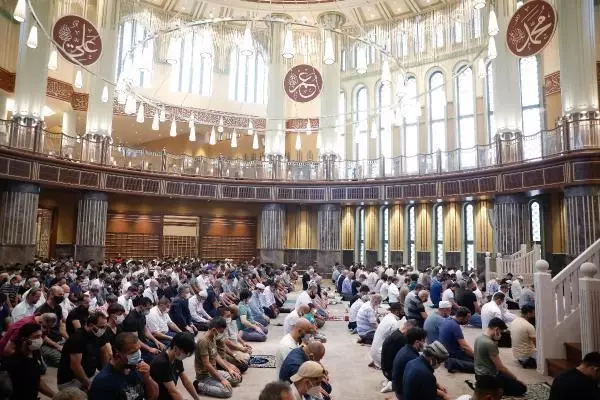 İSTANBUL-TAKSİM CAMİİ'NDE İLK BAYRAM NAMAZI KILINDI