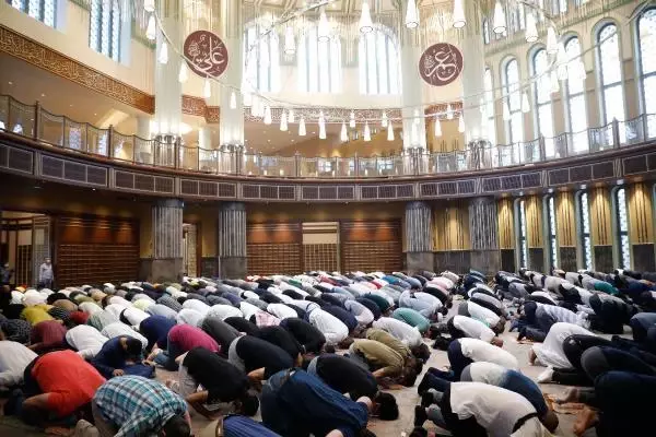 İSTANBUL-TAKSİM CAMİİ'NDE İLK BAYRAM NAMAZI KILINDI