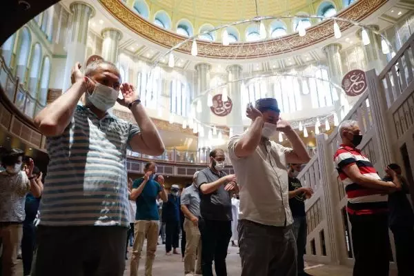 İSTANBUL-TAKSİM CAMİİ'NDE İLK BAYRAM NAMAZI KILINDI