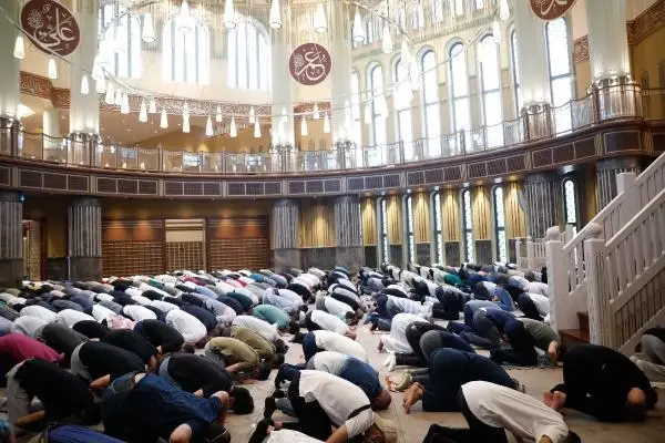 İSTANBUL-TAKSİM CAMİİ'NDE İLK BAYRAM NAMAZI KILINDI