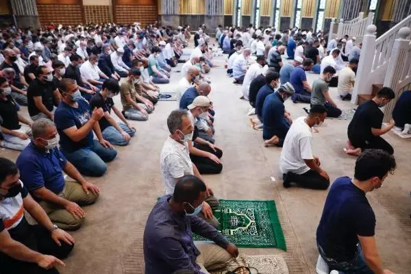 İSTANBUL-TAKSİM CAMİİ'NDE İLK BAYRAM NAMAZI KILINDI