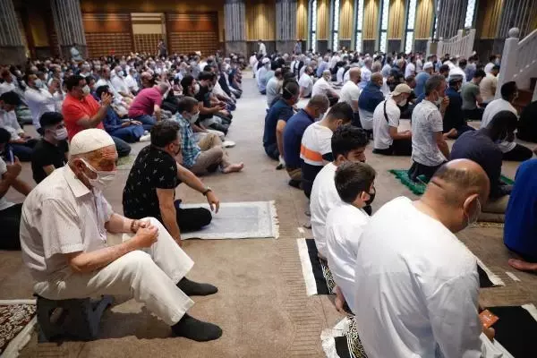 İSTANBUL-TAKSİM CAMİİ'NDE İLK BAYRAM NAMAZI KILINDI