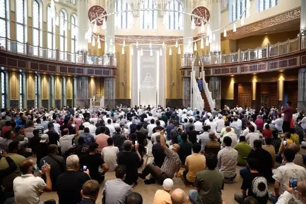 İSTANBUL-TAKSİM CAMİİ'NDE İLK BAYRAM NAMAZI KILINDI