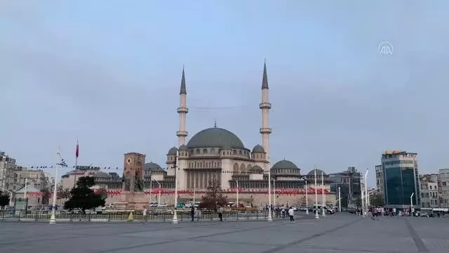 Taksim Camisi'nde ilk bayram namazı kılındı Taksim Camisi'nde ilk bayram namazı kılındı