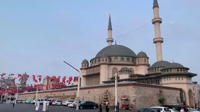 Taksim Camisi'nde ilk bayram namazı kılındı