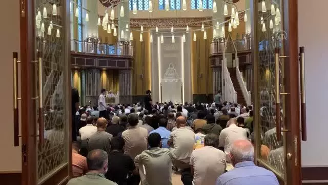Taksim Camisi'nde ilk bayram namazı kılındı