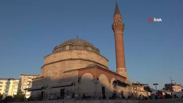 Tarihi Kale Cami'de bayram namazı Tarihi Kale Cami'de bayram namazı