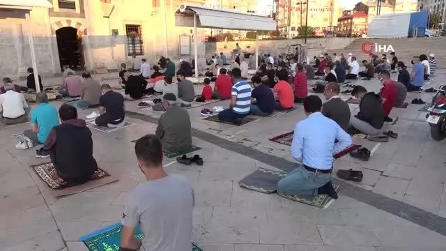 Tarihi Kale Cami'de bayram namazı