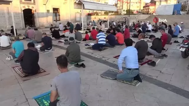 Tarihi Kale Cami'de bayram namazı