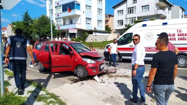 3 otomobil çarpıştı: 6 yaralı 3 otomobil çarpıştı: 6 yaralı