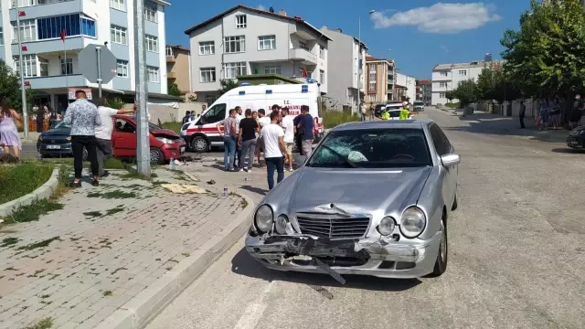 3 otomobil çarpıştı: 6 yaralı