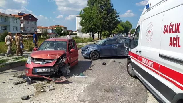 3 otomobil çarpıştı: 6 yaralı