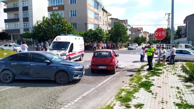 3 otomobil çarpıştı: 6 yaralı