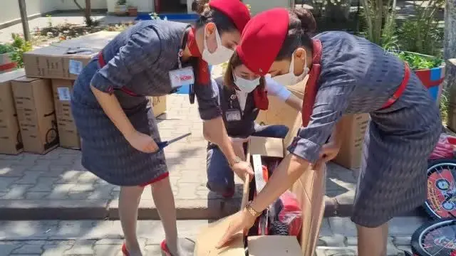 THY kabin memurları 100 çocuğun bisiklet hayalini gerçekleştirdi