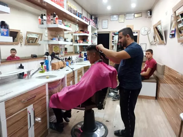 Tıraş olmakta gecikenler bayramı berber ve kuaför salonlarında karşıladı