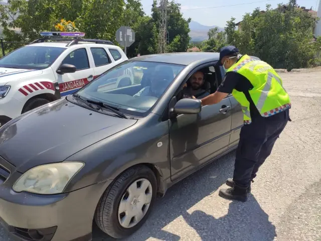 Son dakika haberleri... Tokat'ta jandarma trafik denetimi yaptı