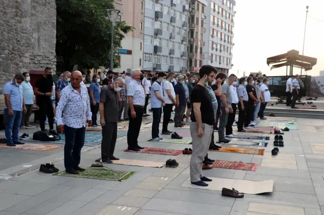 Anadolu'nun ilk camisi olarak bilinen Habib-i Neccar Camisi'nde bayram namazı kılındı