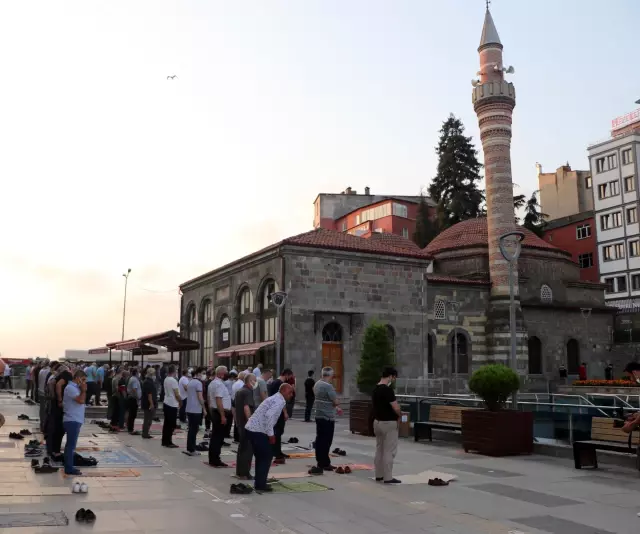 Kurban Bayramı namazı kılındı (2)