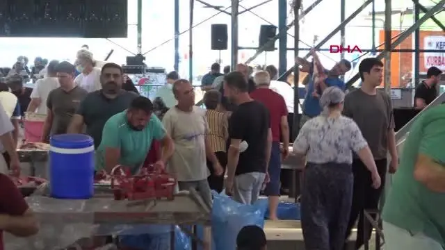 TURİZM KENTİ ANTALYA'DA BELEDİYELERİN HAZIRLADIĞI KURBAN KESİM YERLERİ YOĞUN İLGİ GÖRDÜ