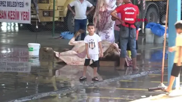 TURİZM KENTİ ANTALYA'DA BELEDİYELERİN HAZIRLADIĞI KURBAN KESİM YERLERİ YOĞUN İLGİ GÖRDÜ