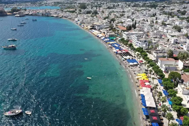 Turizm merkezlerinde bayram tatili yoğunluğu yaşanıyor Turizm merkezlerinde bayram tatili yoğunluğu yaşanıyor