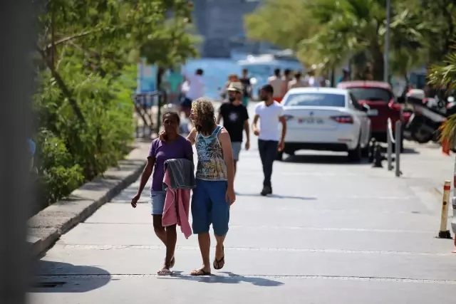 Turizm merkezlerinde bayram tatili yoğunluğu yaşanıyor