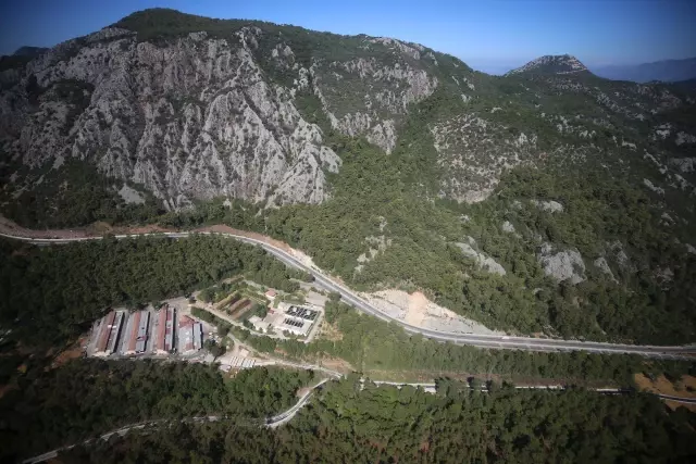 Turizm merkezlerindeki helikopterli trafik denetimini AA ekibi görüntüledi