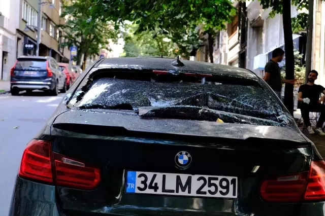 Ünlü oyuncunun lüks aracının üzerine ağaç devrildi