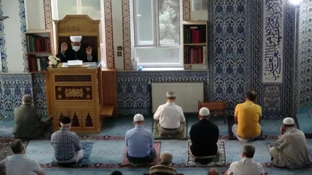 Uşak'ta sosyal mesafeli bayram namazı kılındı Uşak'ta sosyal mesafeli bayram namazı kılındı