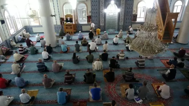 Uşak'ta sosyal mesafeli bayram namazı kılındı