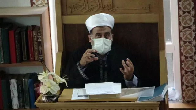Uşak'ta sosyal mesafeli bayram namazı kılındı