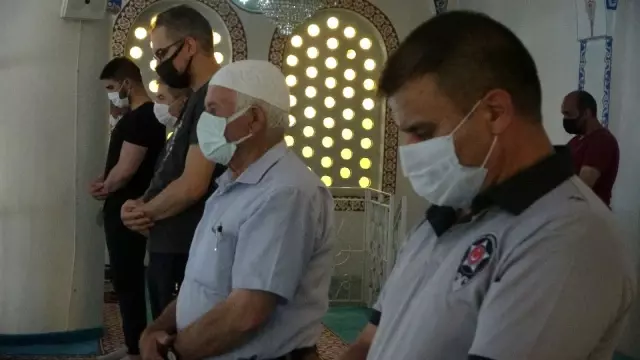Uşak'ta sosyal mesafeli bayram namazı kılındı
