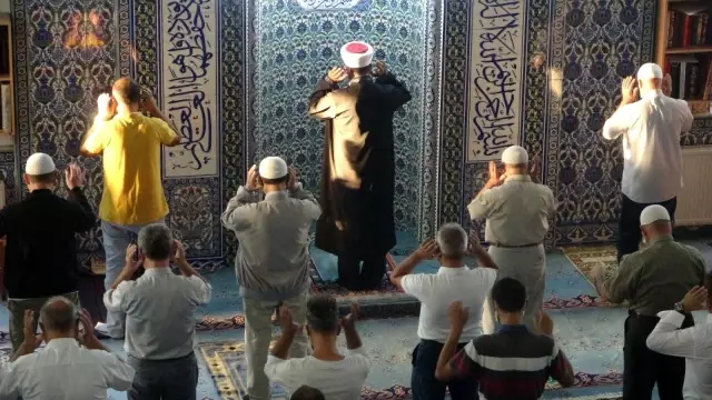 Uşak'ta sosyal mesafeli bayram namazı kılındı