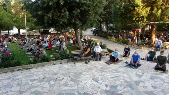 Uşak'ta sosyal mesafeli bayram namazı kılındı