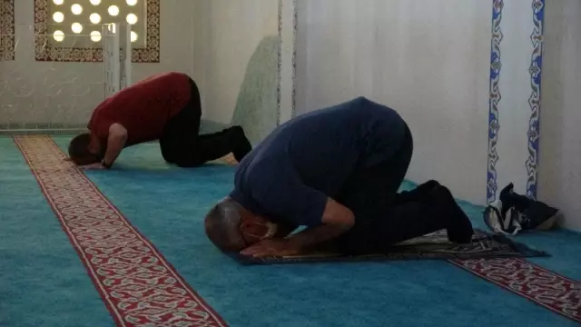 Uşak'ta sosyal mesafeli bayram namazı kılındı