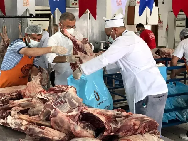 Üsküdar'da ihtiyaç sahibi ailelere 30 ton kurban eti dağıtıldı
