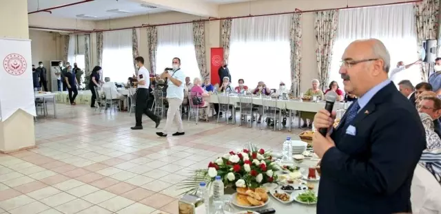 İzmir Valisi Köşger, bayram programı kapsamında huzurevi ve şehit ailelerini ziyaret etti