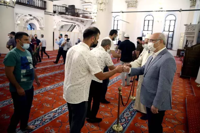 İzmir Valisi Köşger, bayram programı kapsamında huzurevi ve şehit ailelerini ziyaret etti
