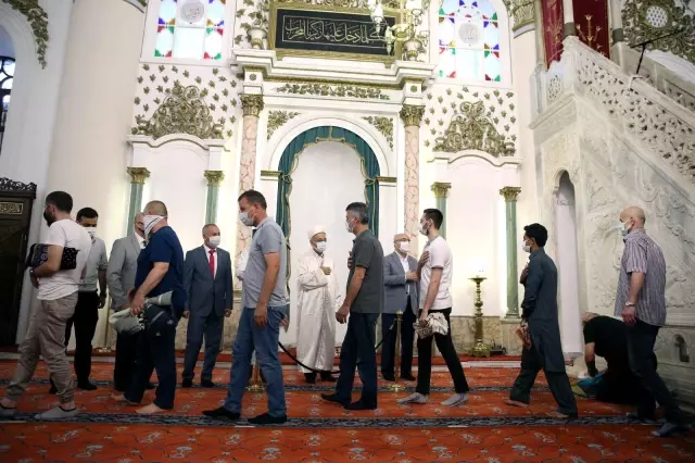 İzmir Valisi Köşger, bayram programı kapsamında huzurevi ve şehit ailelerini ziyaret etti