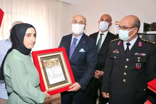 İzmir Valisi Köşger, bayram programı kapsamında huzurevi ve şehit ailelerini ziyaret etti