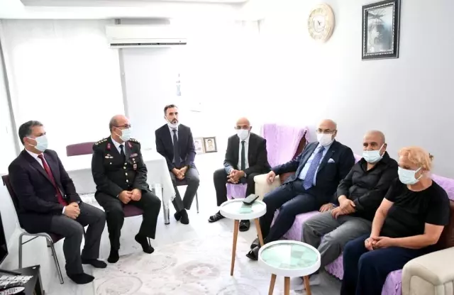 İzmir Valisi Köşger, bayram programı kapsamında huzurevi ve şehit ailelerini ziyaret etti