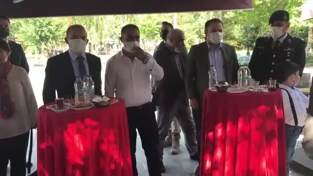 Vali Öner, vatandaşlar ve nöbetçi kamu çalışanlarıyla bayramlaştı Vali Öner, vatandaşlar ve nöbetçi kamu çalışanlarıyla bayramlaştı